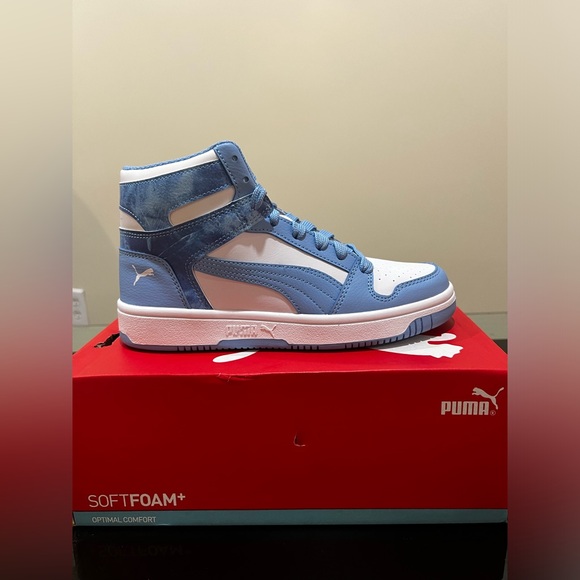 Size 5 Junior Puma Sneakers - Picture 3 of 4